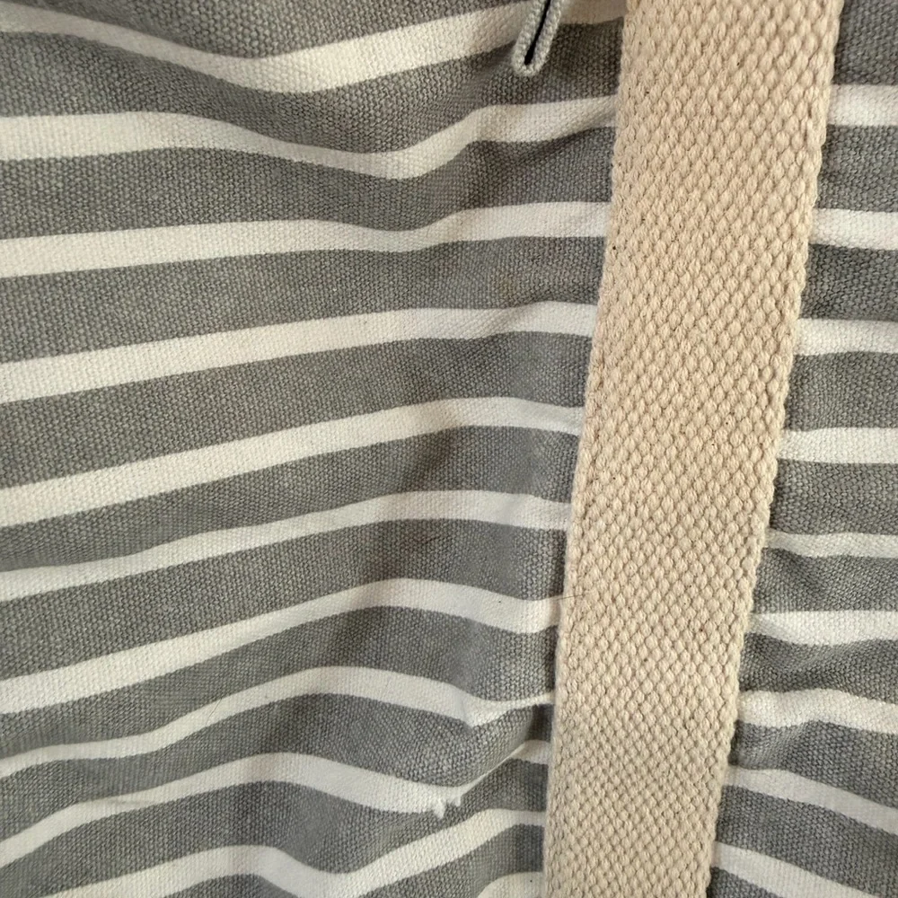 Know Supply Weekend Striped Gray and White Travel Bag Set with travel bags - Picture 5 of 8